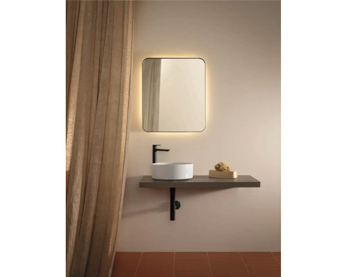 Baie modernă cu oglindă iluminată, lavoar așezat și poliță