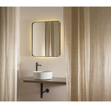 Baie cu lavoar, oglindă cu iluminare și perdea