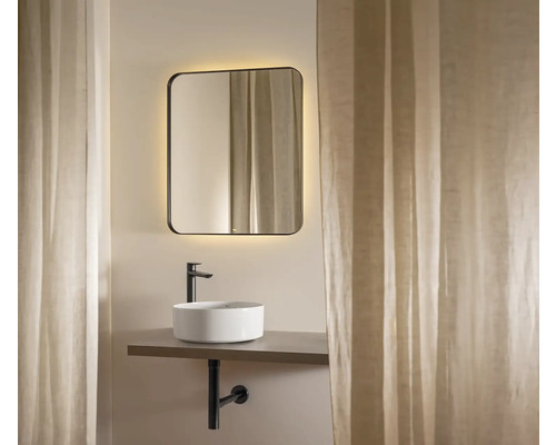 Baie cu lavoar, oglindă cu iluminare și perdea