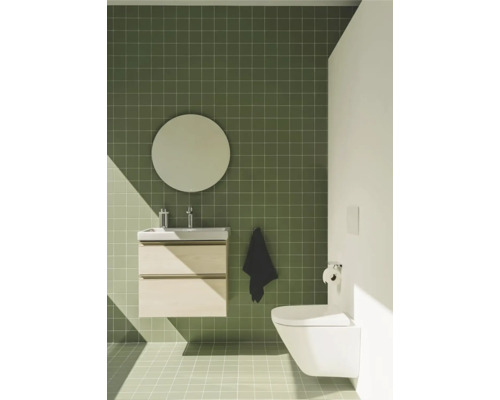 Baie luminoasă cu lavoar, oglindă, vas WC suspendat și faianță verde