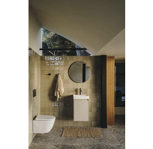 Baie modernă cu toaletă suspendată, lavoar, oglindă și textile