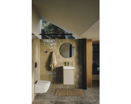 Baie modernă cu toaletă suspendată, lavoar, oglindă și textile