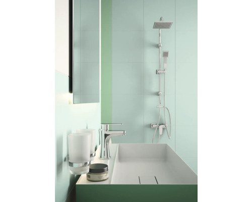 Baie cu lavoar, robinet, duș și oglindă