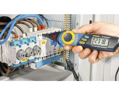 O mână ține un stilou multimetru digital de un distribuitor de circuit electric