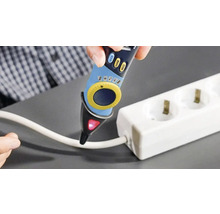 Tester de tensiune care măsoară tensiunea pe un cablu de alimentare și pe o bandă de alimentare.