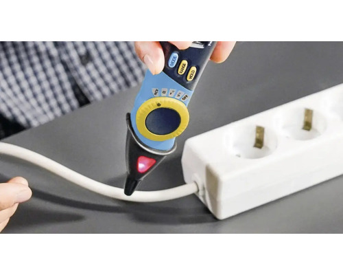 Tester de tensiune care măsoară tensiunea pe un cablu de alimentare și pe o bandă de alimentare.