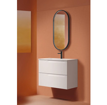 Imagine de baie cu dulap de lavoar, oglindă și robinet