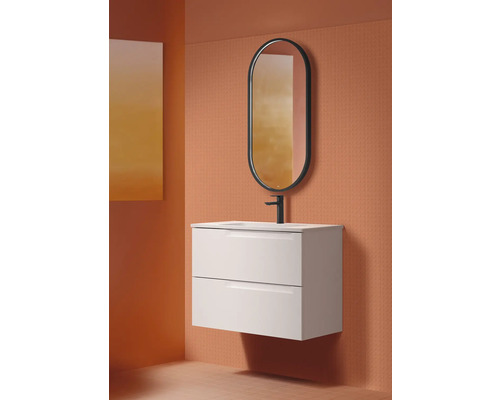 Imagine de baie cu dulap de lavoar, oglindă și robinet