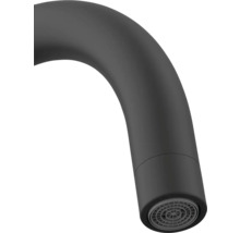 Prim-plan cu gura de scurgere neagră a robinetului