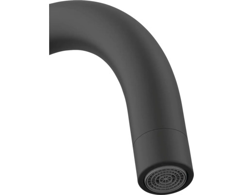 Prim-plan cu gura de scurgere neagră a robinetului