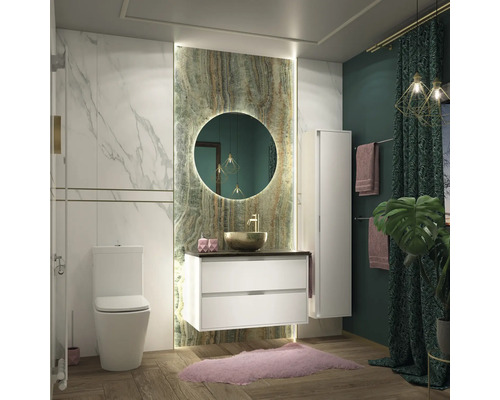 Baie modernă cu toaletă, dulap de lavoar cu oglindă, dulap înalt și elemente decorative pentru o atmosferă elegantă