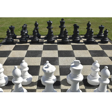 Joc de șah mare pe tablă de șah cu piese negre și albe