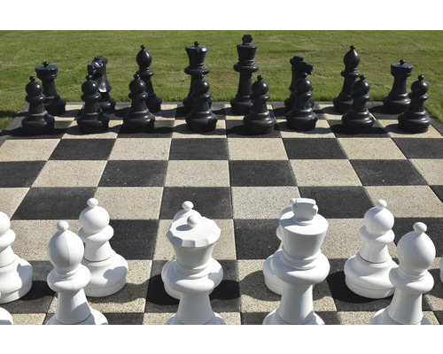 Joc de șah mare pe tablă de șah cu piese negre și albe