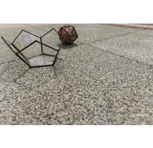 Prim-plan cu un covor cu decorațiuni geometrice