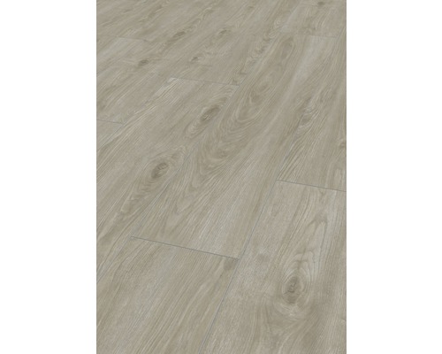 Prim-plan cu podea laminată montată, cu aspect de lemn