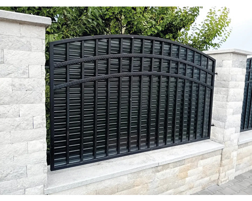 Gard metalic între stâlpi zidiți