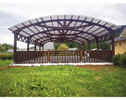 Adăpost acoperit din lemn cu acoperiș transparent