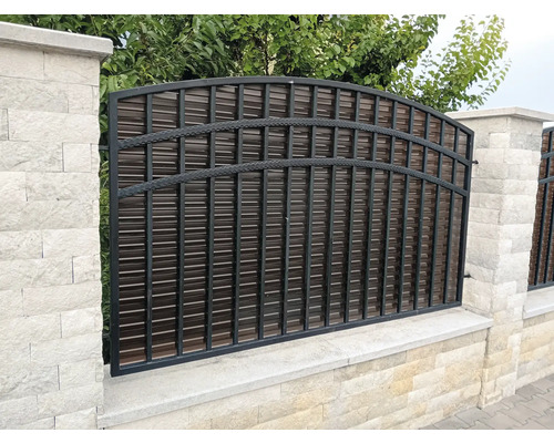 Gard decorativ din metal și piatră