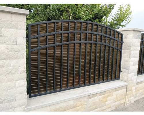 Gard metalic cu stâlpi de piatră pentru grădină