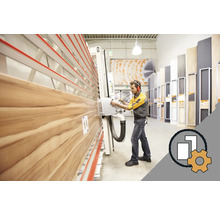 Angajatul operează un fierăstrău vertical pentru tăierea plăcilor din material lemnos