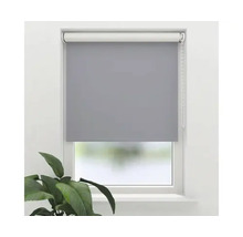 Rulou gri la fereastră pentru reglarea luminii şi intimitate.