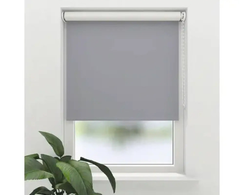 Rulou gri la fereastră pentru reglarea luminii şi intimitate.