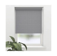 Rulou gri la fereastră pentru reglarea luminii.