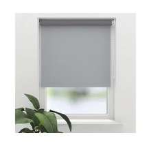 Rulou gri pe fereastră pentru reglarea luminii