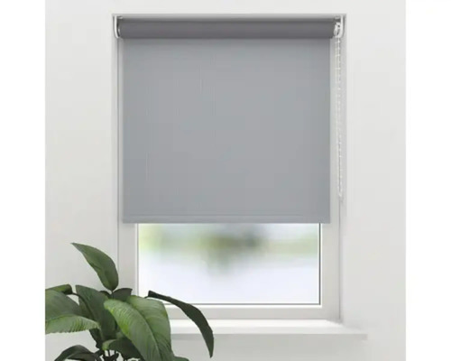 Rulou gri pe fereastră pentru reglarea luminii