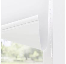 Rulou albă cu lanț de control în fața unei ferestre