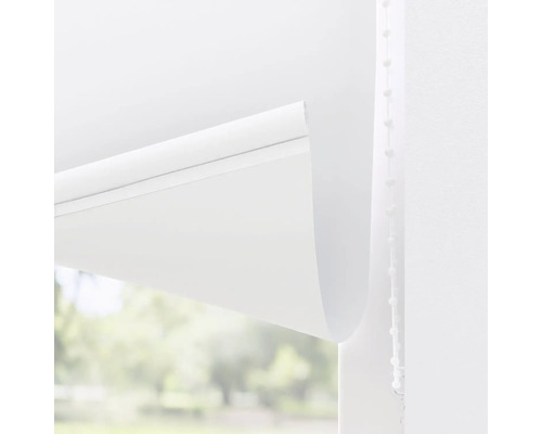 Rulou albă cu lanț de control în fața unei ferestre