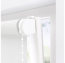 Prim-plan cu o jaluzea rulantă albă la fereastră