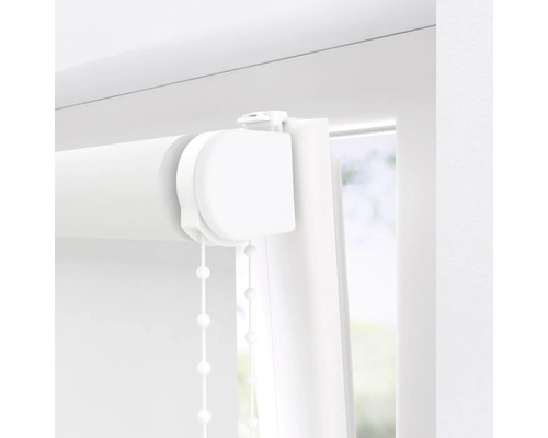 Prim-plan cu o jaluzea rulantă albă la fereastră