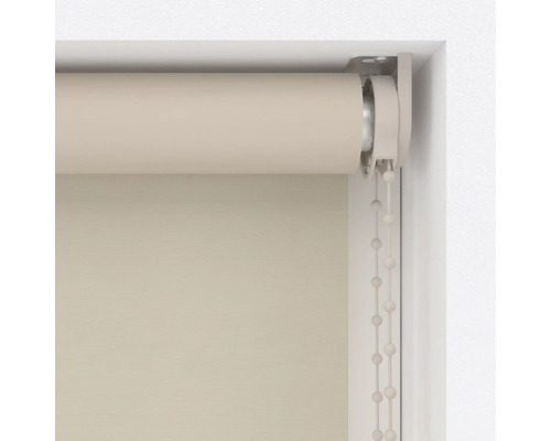 Rulouri bej cu lanț de tragere în cadrul ferestrei