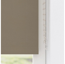 Rulou maro închis cu lanț de operare la fereastră