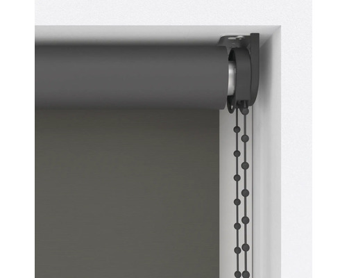 Rulou gri cu lanț de operare la fereastră