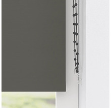 Prim-plan cu o rolă gri cu lanț de control la fereastră