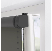 Prim-plan cu o rulou la o fereastră