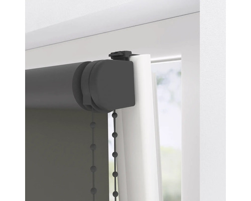 Prim-plan cu o rulou la o fereastră