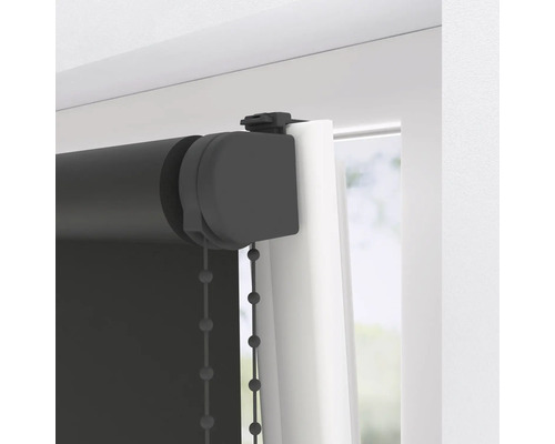 Rulou cu lanț pe fereastră