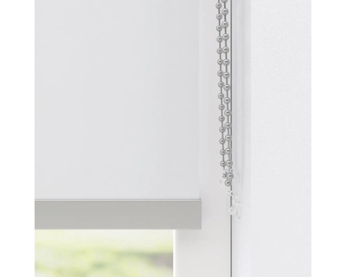 Prim-plan cu o rolă albă cu lanț pentru decorarea ferestrelor