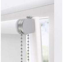 Prim-plan detaliat al unei rolete cu lanț la fereastră