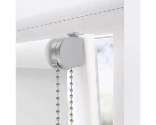 Prim-plan detaliat al unei rolete cu lanț la fereastră