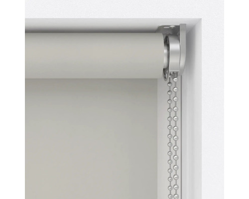 Prim-plan cu o rolă cu lanț la fereastră