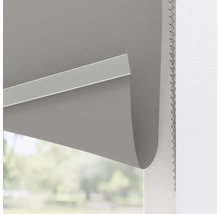 Prim-plan al unei rulouri cu lanț pentru decorarea ferestrelor