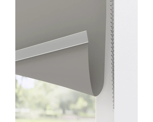 Prim-plan al unei rulouri cu lanț pentru decorarea ferestrelor