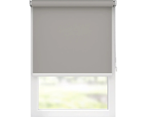 Rulou gri pe o fereastră