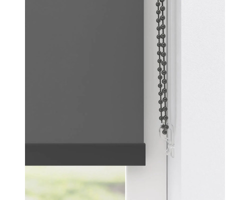 Rulou gri cu lanț la fereastră