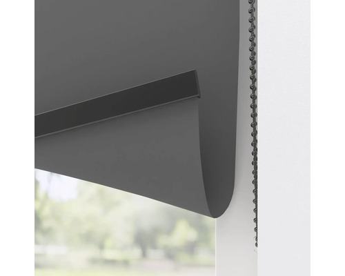 Rulou gri la fereastră cu lanț de operare