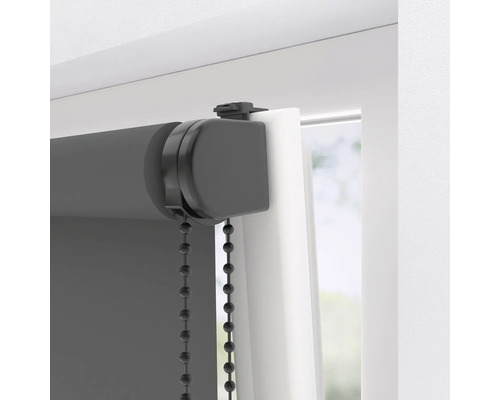 Prim-plan cu o rolă de fereastră gri cu lanț de operare